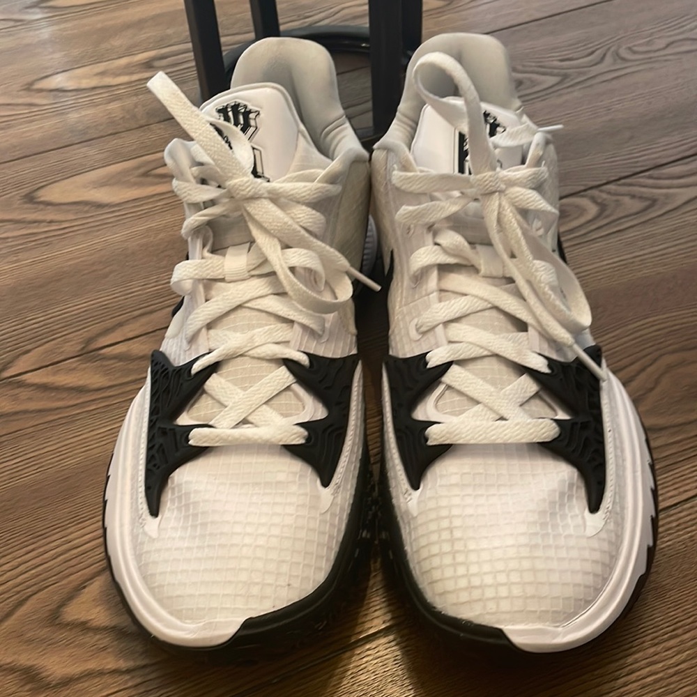 Practically Brand New Men’s Kyrie 4 basketball shoes!!!!!!